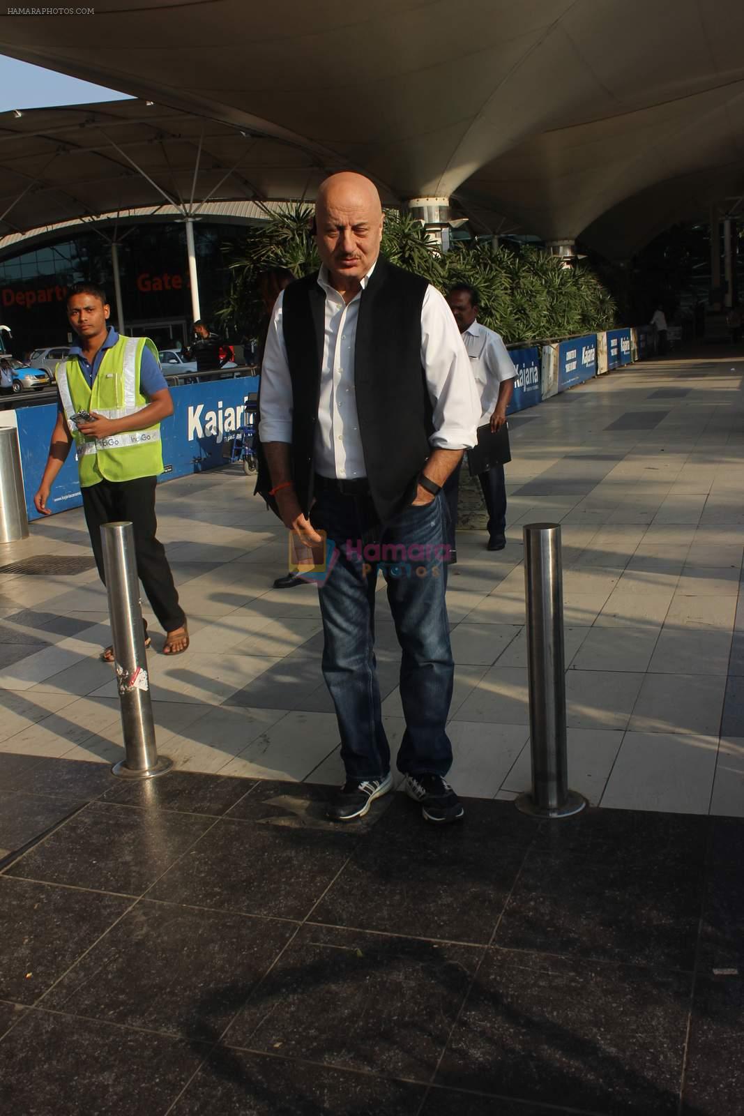 Anupam Kher snapped at the airport on 21st Jan 2016
