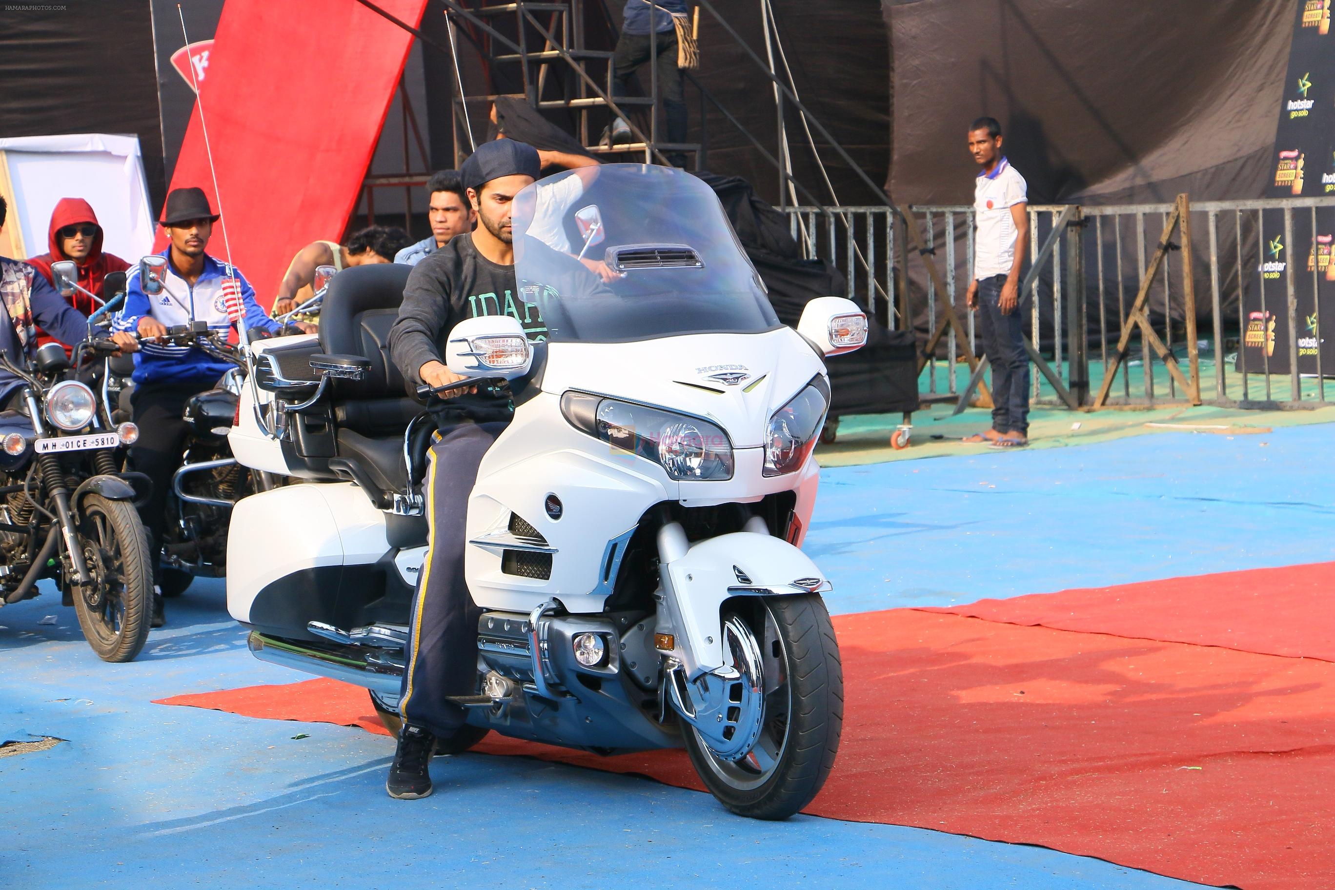 Varun enters the show on his fabulous bike at Star Screen Awards 2016