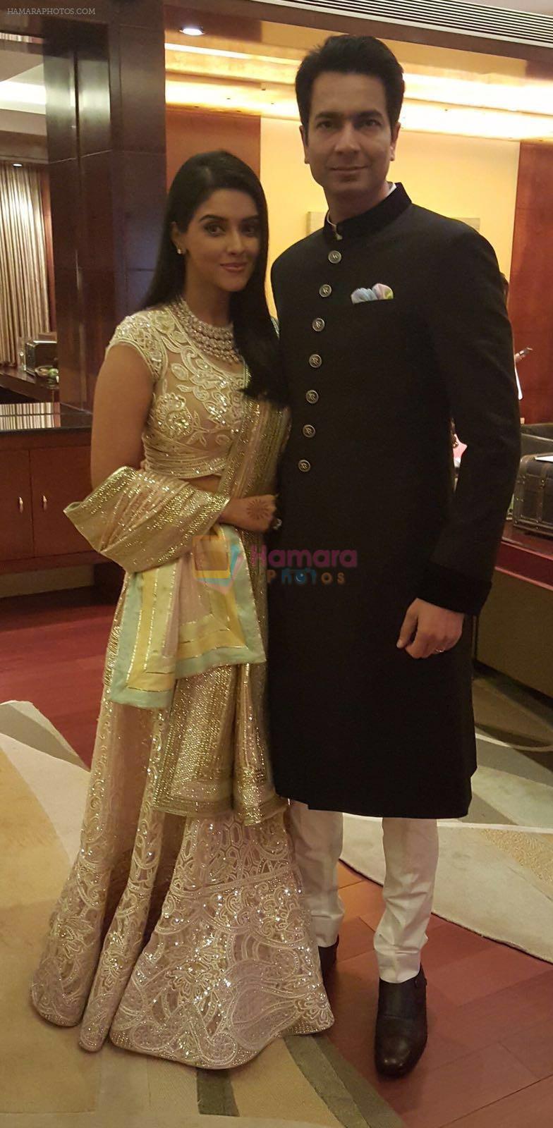 Asin Thottumkal looks stunning at her wedding reception on 24th Jan 2016