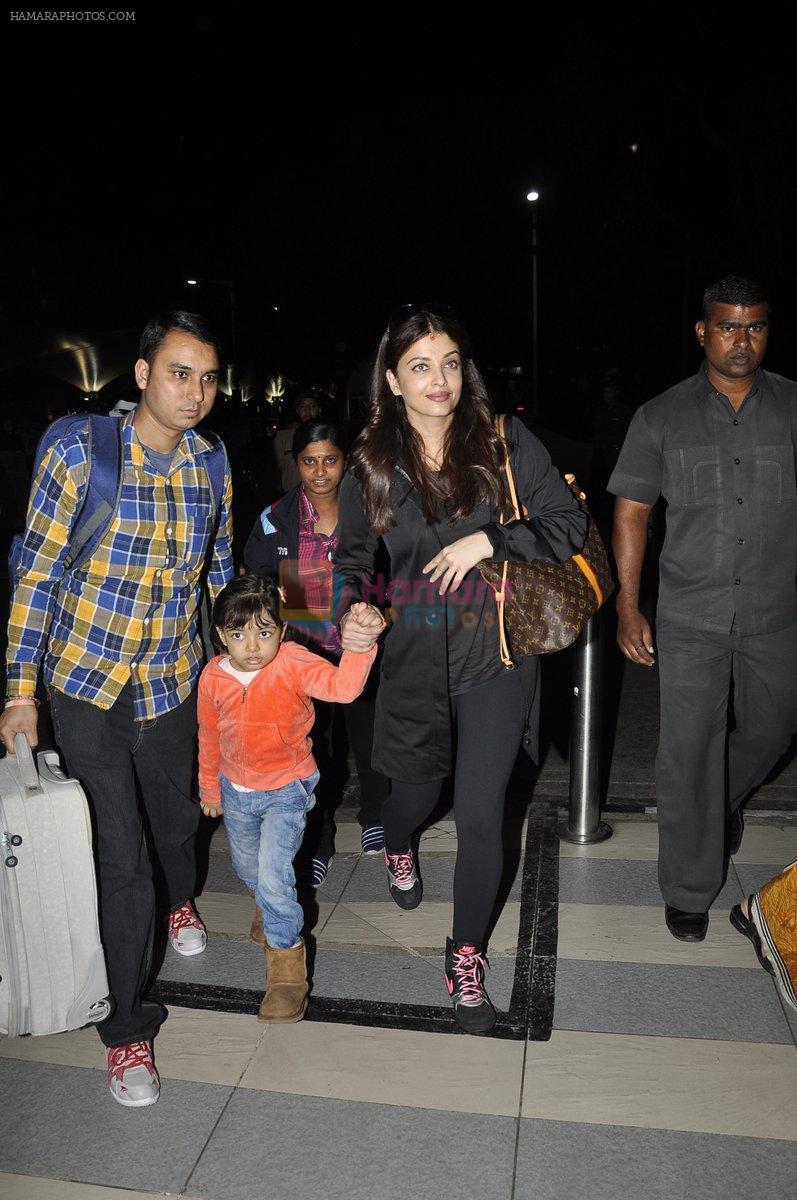 Aishwarya Rai Bachchan, Aradhya Bachchan snapped at the airport on 25th Jan 2016