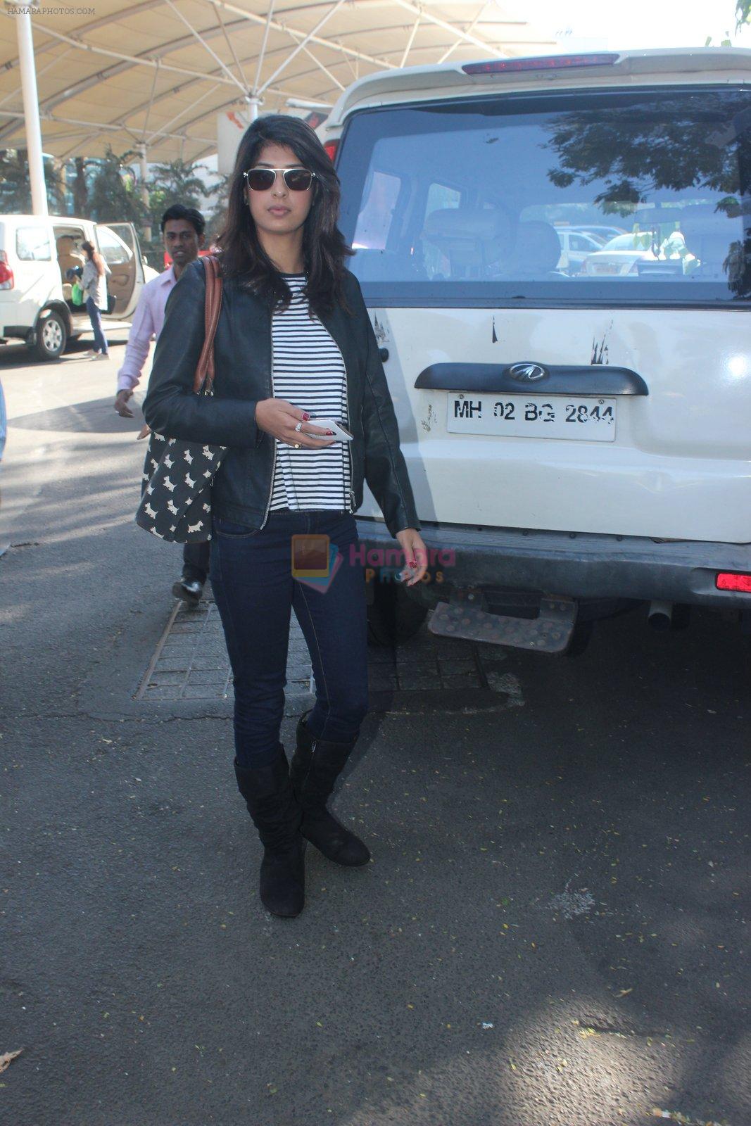 Aishwarya Sakhuja snapped at the airport on 26th Jan 2016