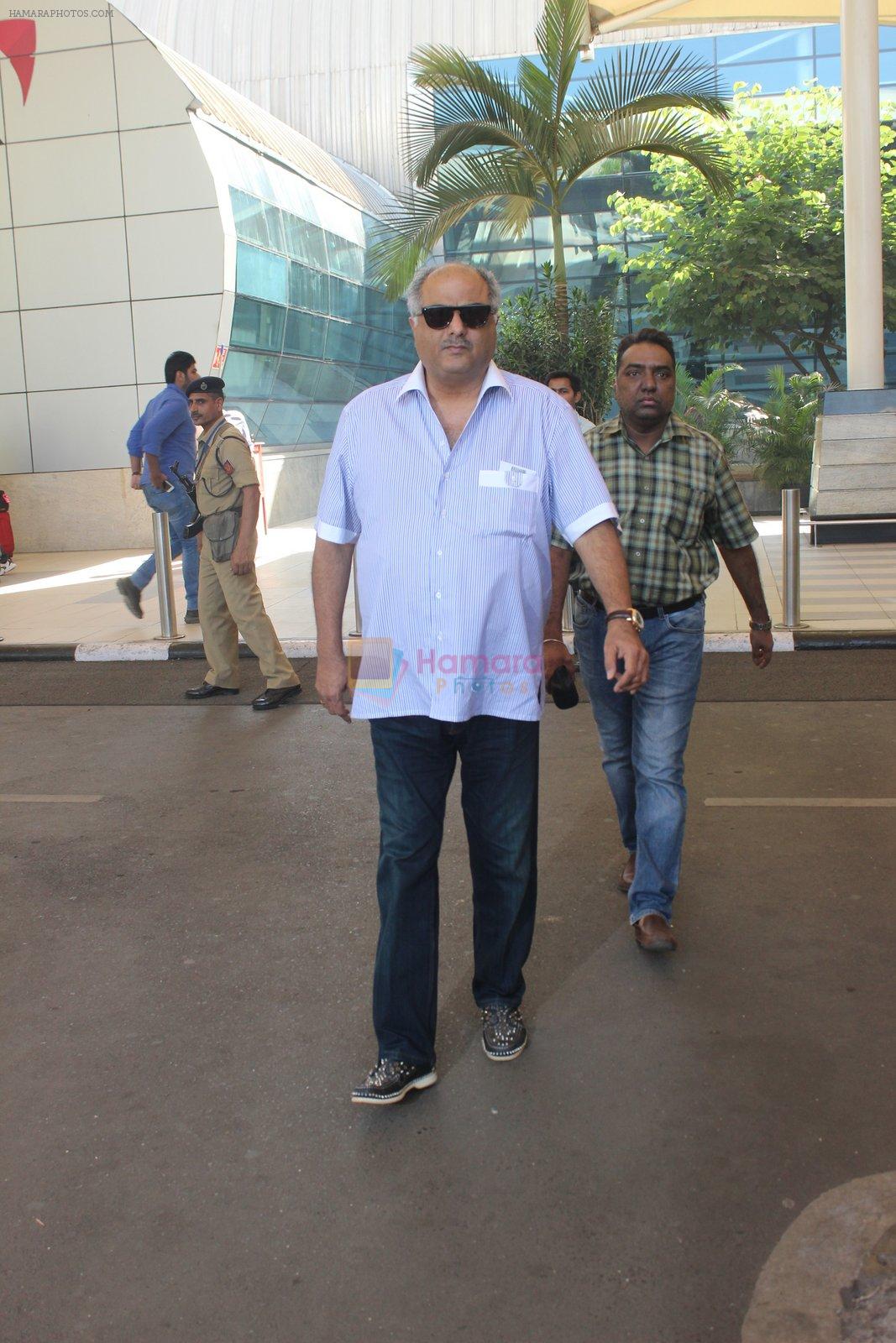 Boney Kapoor snapped at the airport on 26th Jan 2016