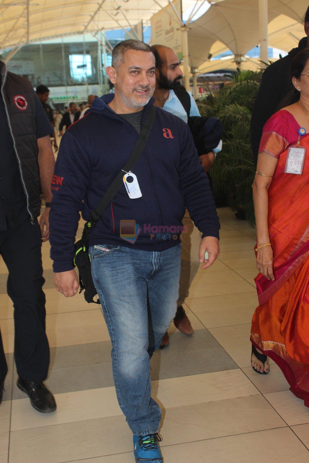 Aamir Khan snapped at the airport on 26th Jan 2016