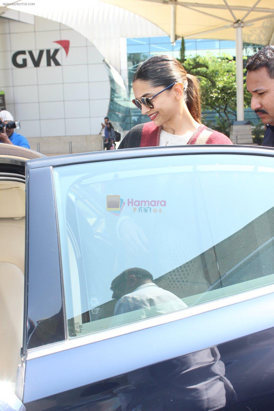 Sonam Kapoor snapped at airport  on 27th Jan 2016
