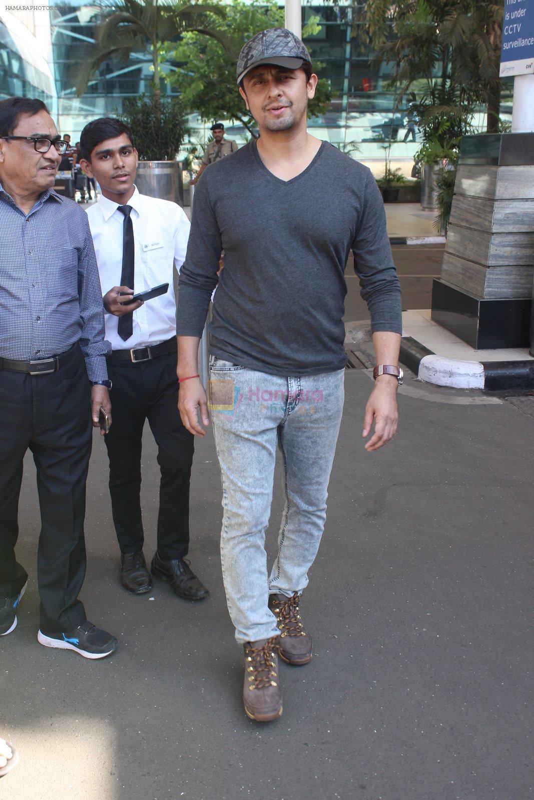 Sonu Nigam snapped at airport  on 27th Jan 2016