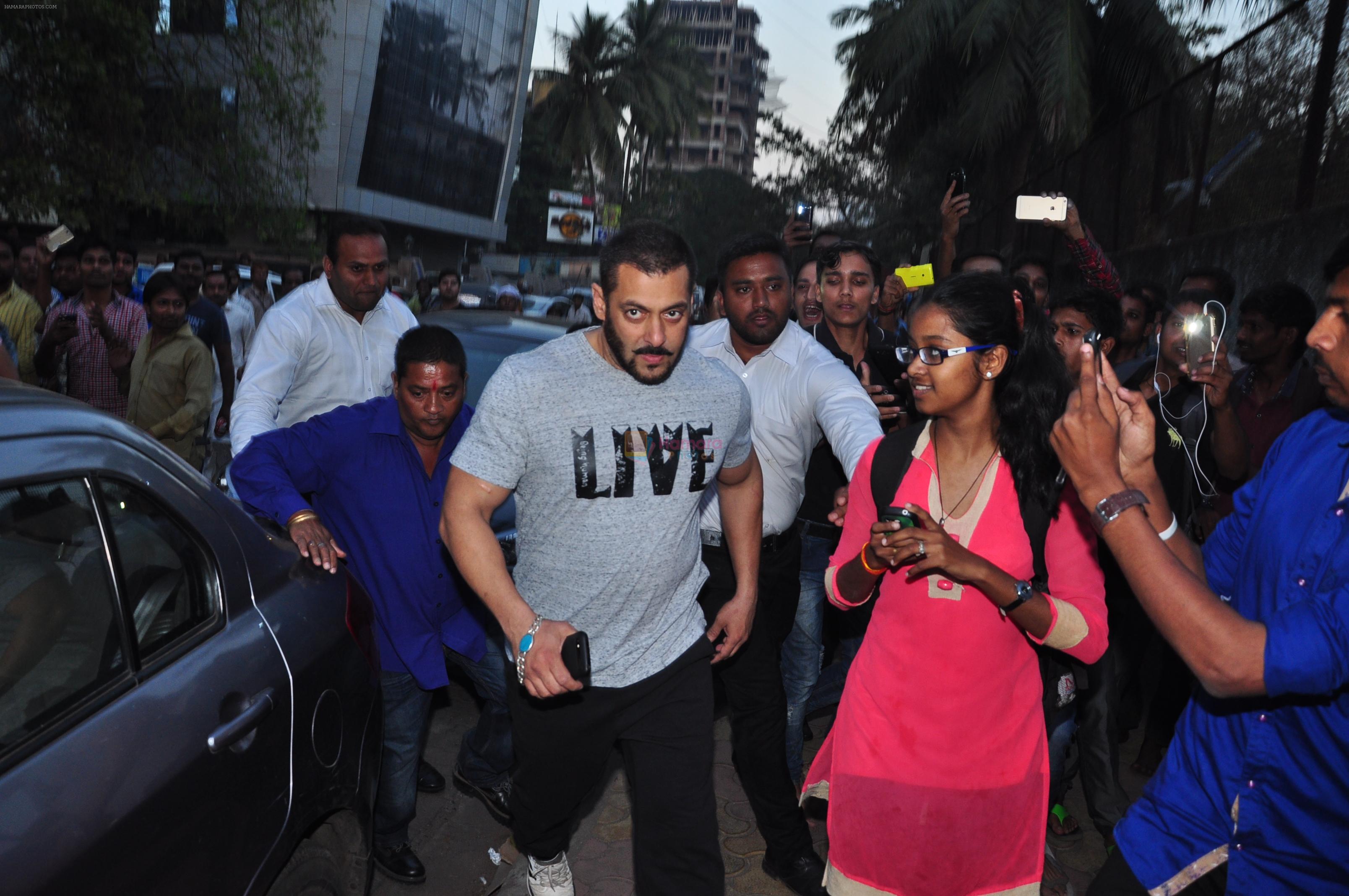 Salman Khan post shoot at Hard Rock walks down the road instead of getting in his car on 28th Jan 2016