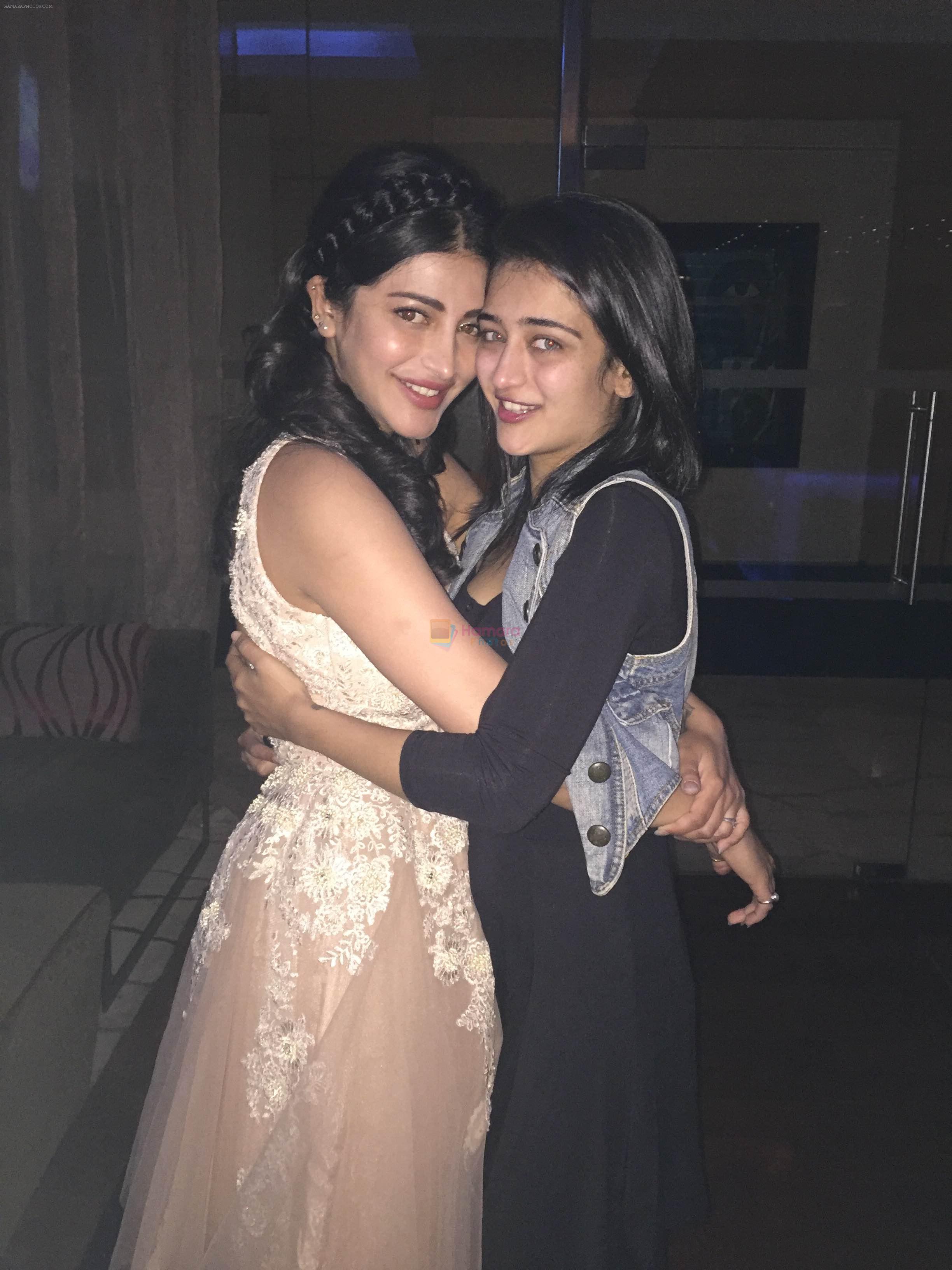 Shruti Haasan hosted a private party on her birthday in Chennai for her family and friends on 30th Jan 2016