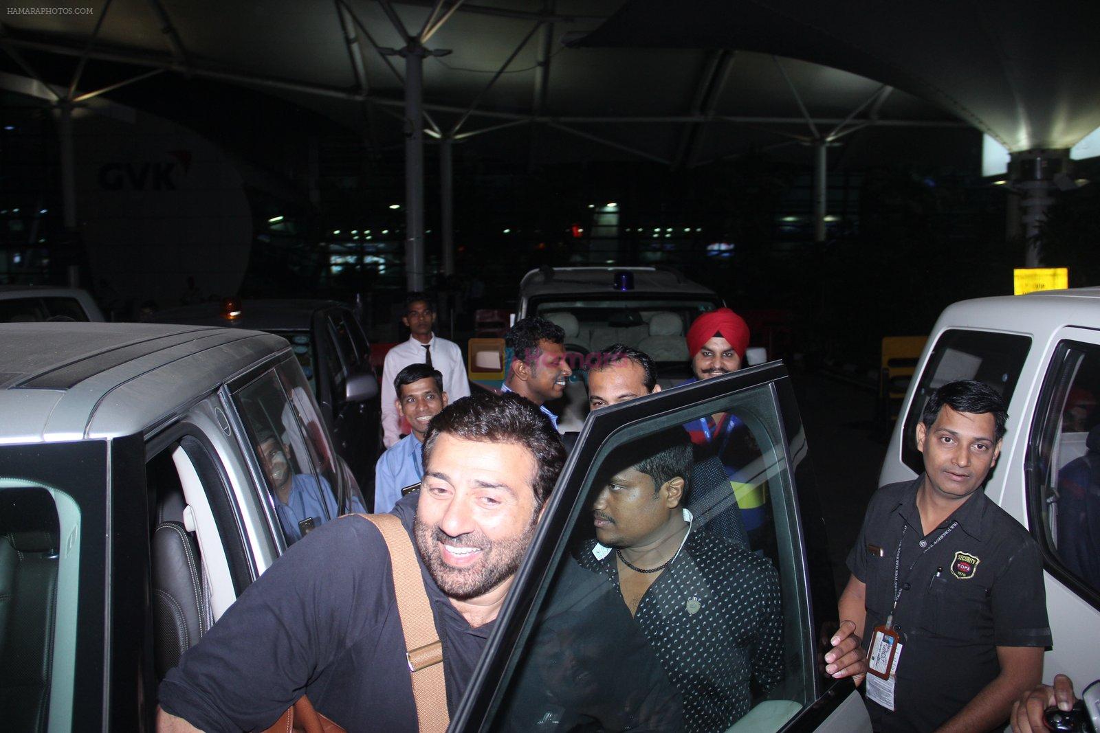 Sunny Deol snapped in Mumbai on 30th Jan 2016