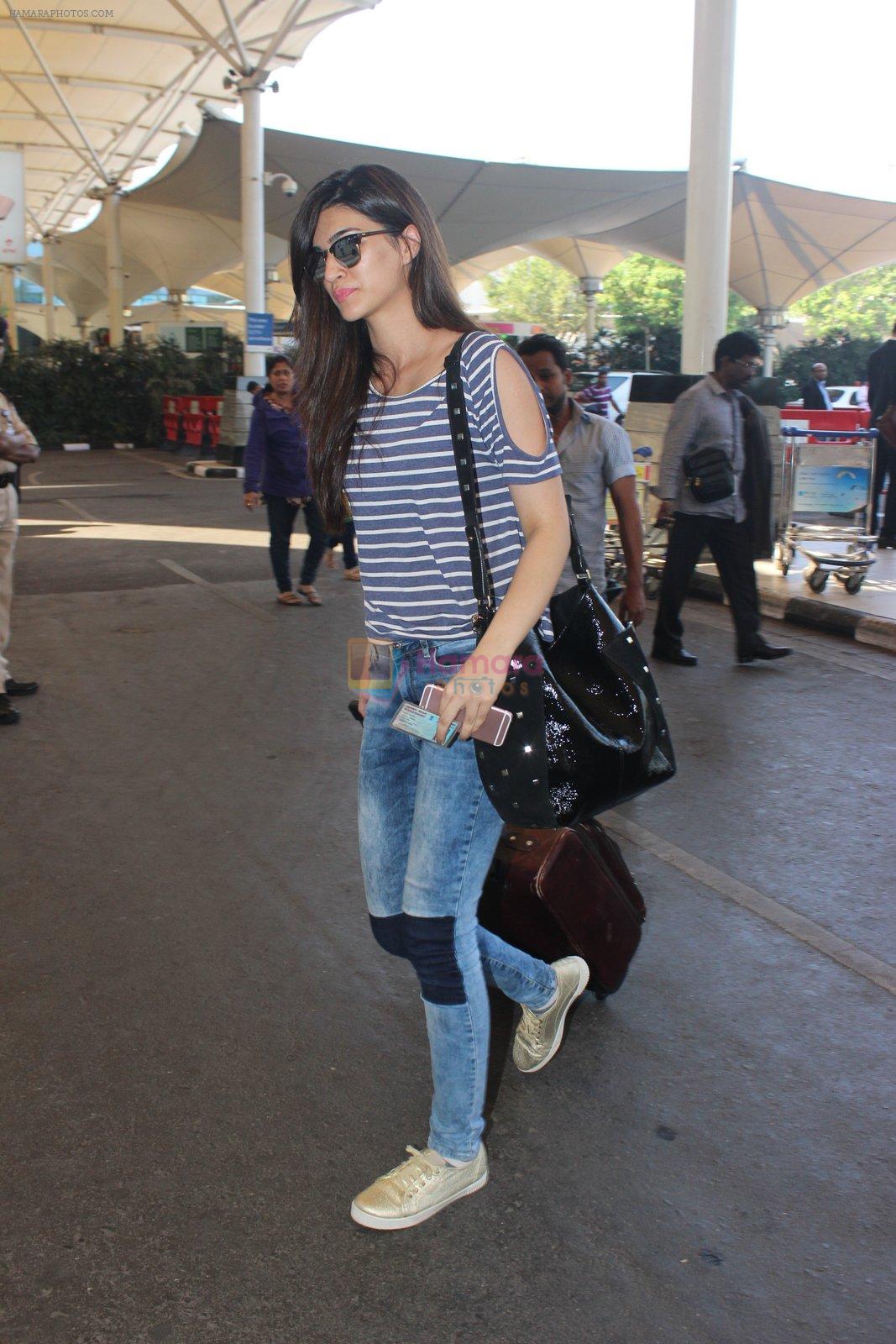 Kriti Sanon snapped at airport  on 30th Jan 2016