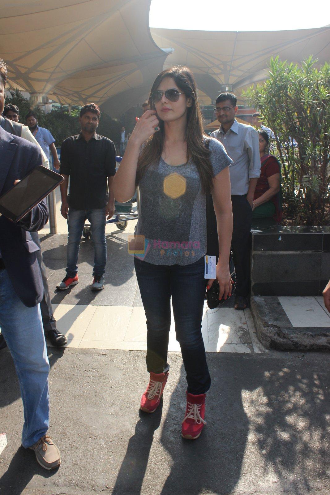 Zarine Khan snapped at Airport on 31st Jan 2016