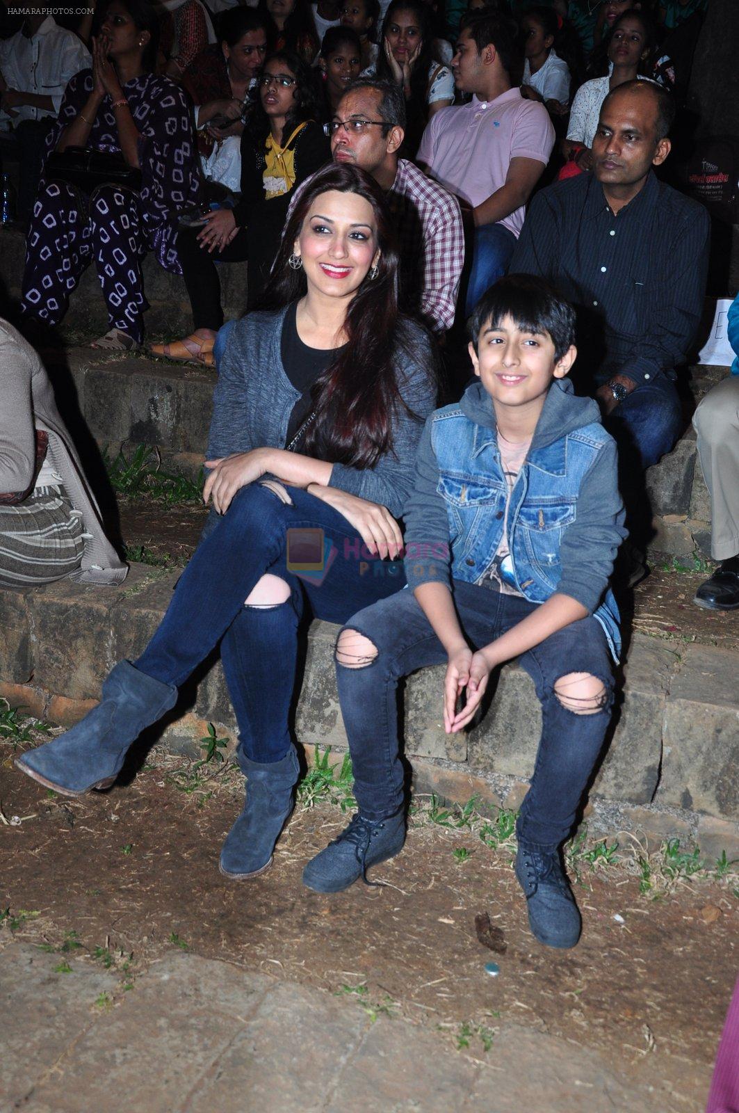 Sonali Bendre and son snapped in Mumbai on 31st Jan 2016