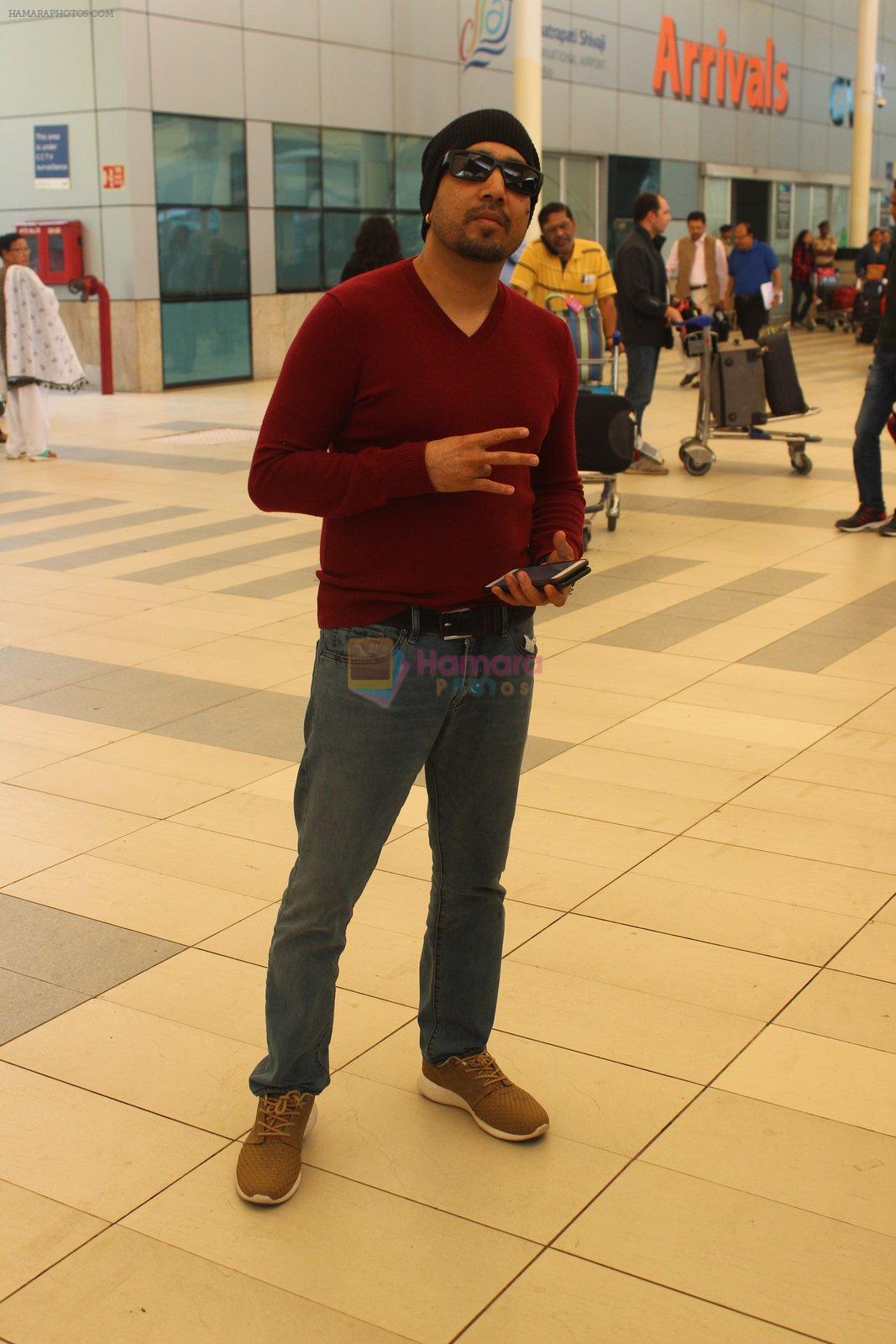 Mika Singh snapped at Airport on 31st Jan 2016