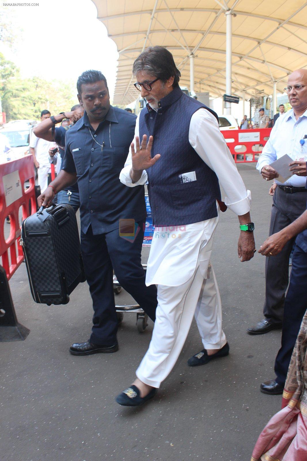 Amitabh Bachchan snapped at airport on 1st Feb 2016