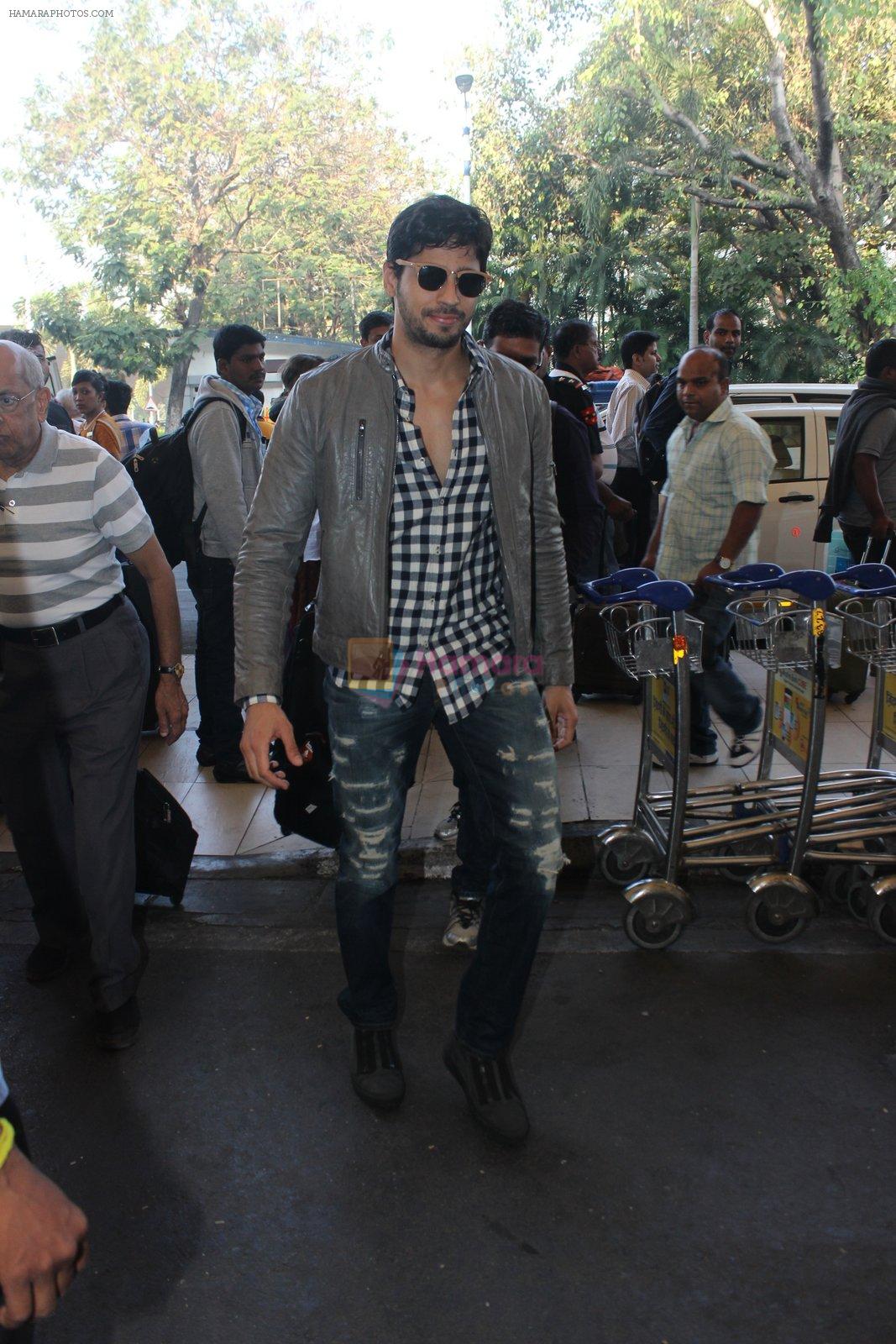 Sidharth Malhotra snapped at airport on 1st Feb 2016