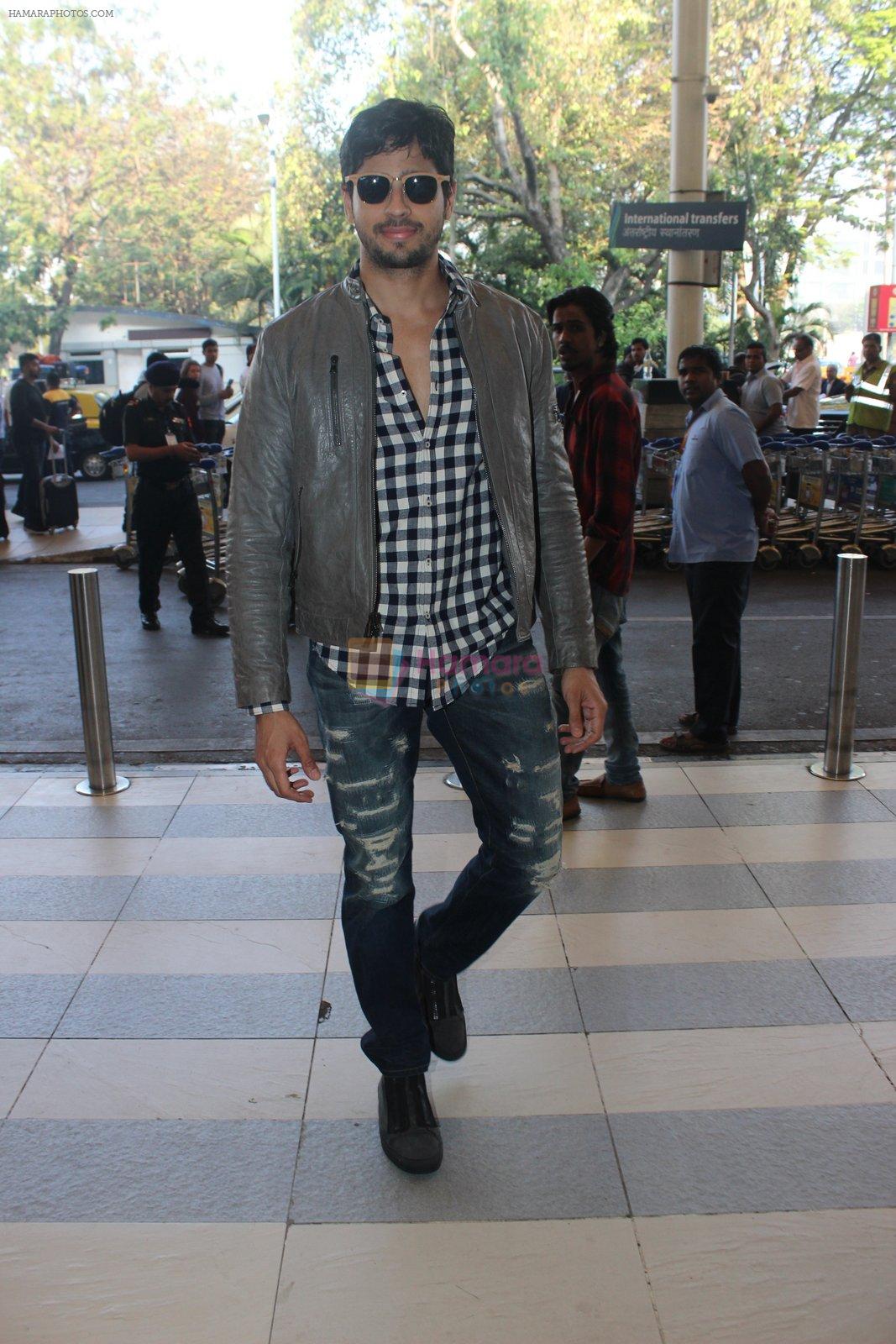 Sidharth Malhotra snapped at airport on 1st Feb 2016