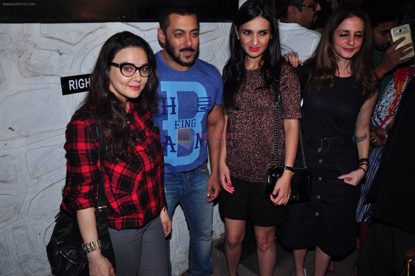 Salman Khan, Preity Zinta, Anu Dewan, Suzane Khan at The Korner House on 4th Feb 2016