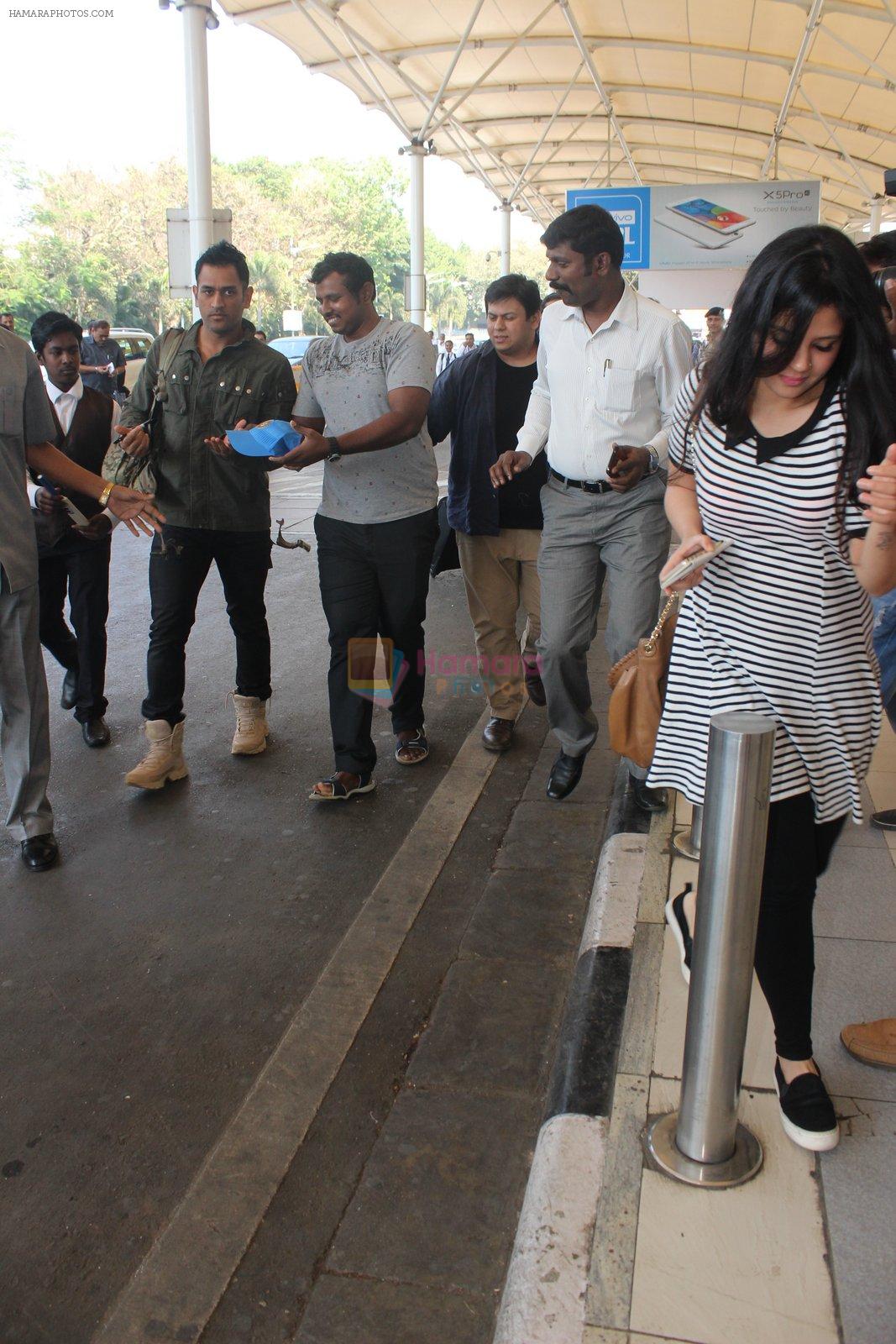 Mahendra Singh Dhoni snapped at airport on 4th Feb 2016