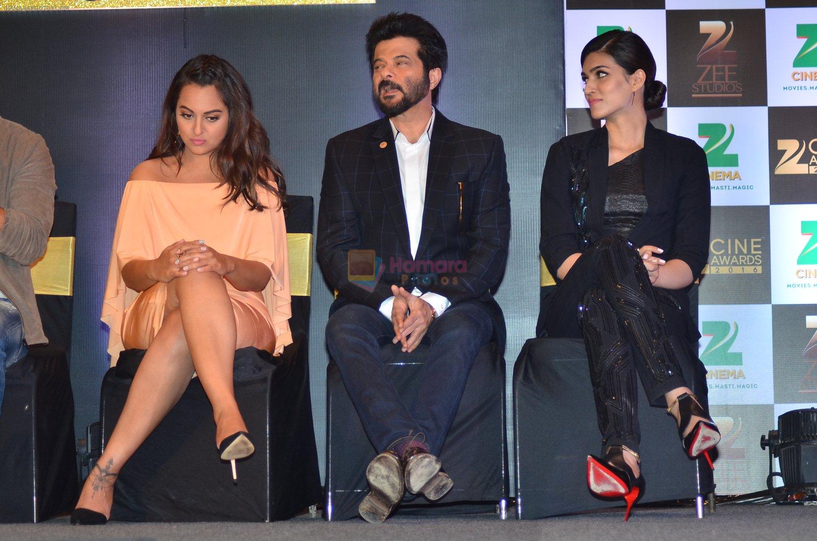 Sonakshi Sinha, Anil Kapoor, Kriti Sanon at Zee Cine Awards press meet on 4th Feb 2016