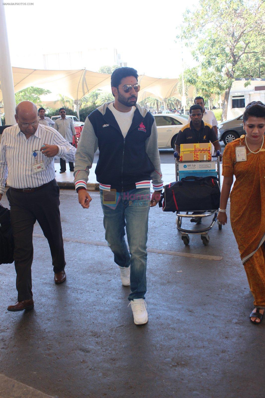 Abhishek Bachchan snapped at airport on 7th Feb 2016