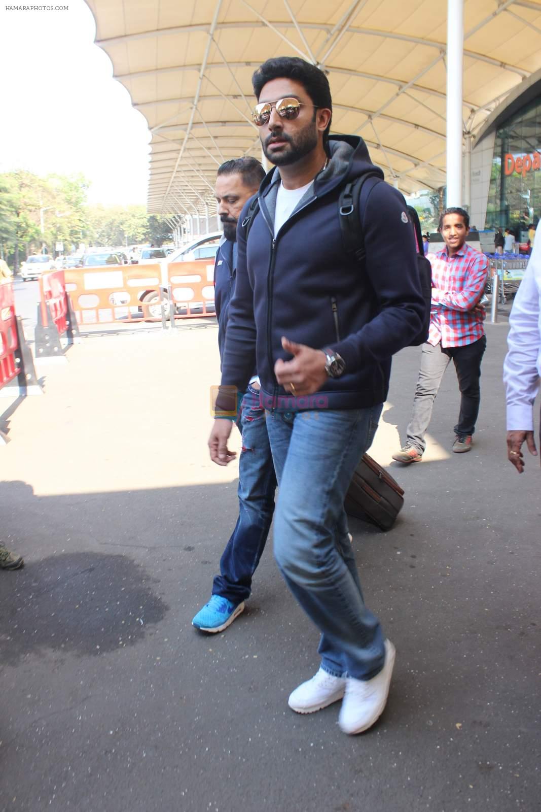 Abhishek Bachchan snapped at airport on 8th Feb 2016