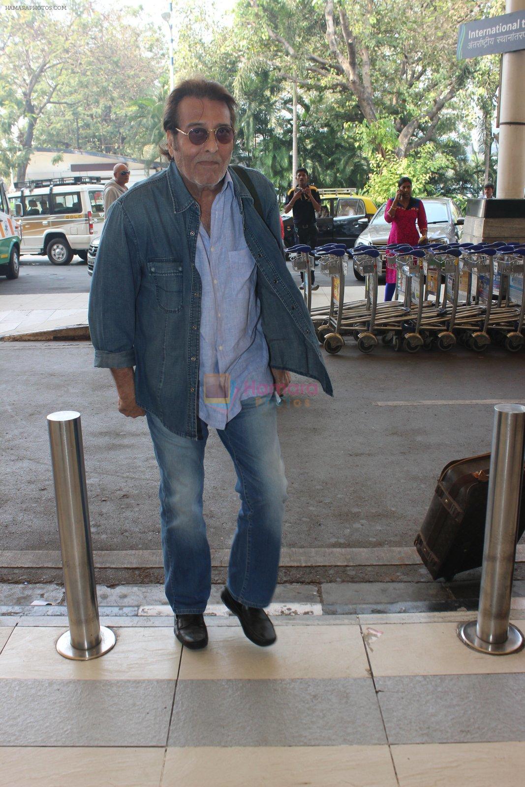 Vinod Khanna snapped at airport on 9th Feb 2016