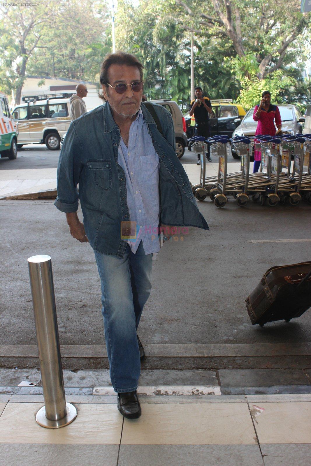 Vinod Khanna snapped at airport on 9th Feb 2016
