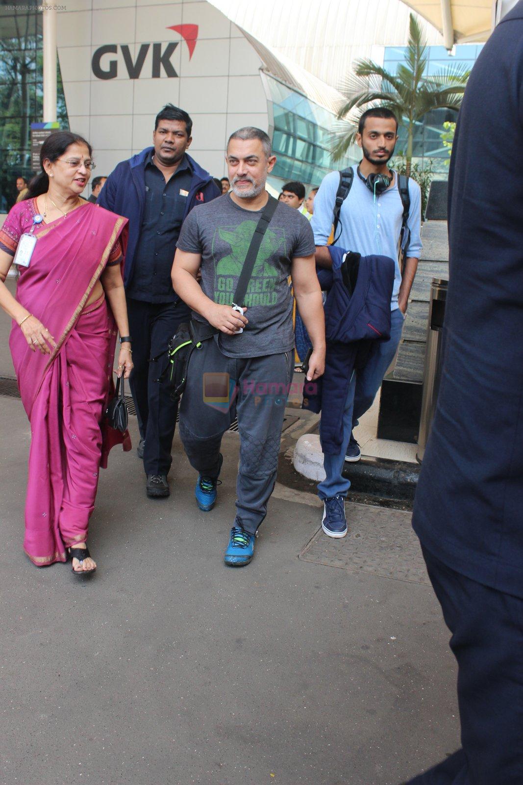 Aamir Khan snapped at airport on 9th Feb 2016