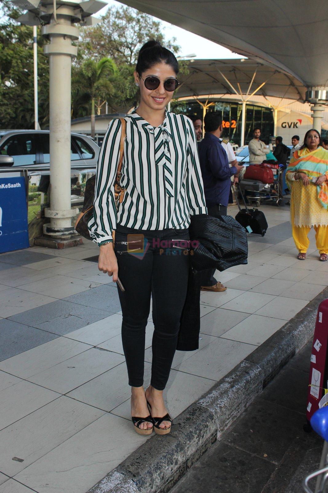 Sunidhi Chauhan snapped at airport on 12th Feb 2016