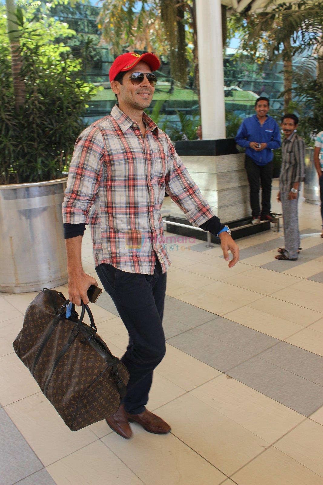 Dino Morea snapped at airport on 13th Feb 2016