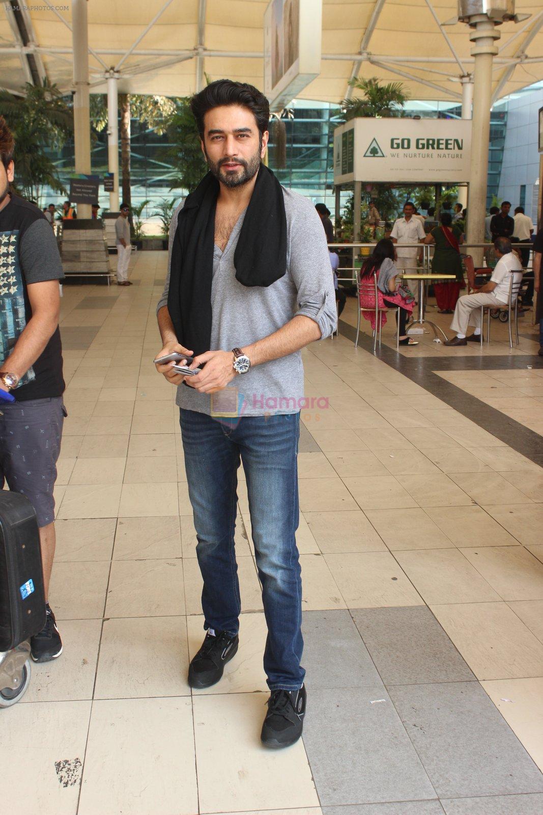 Shekhar Ravjiani snapped at airport on 15th Feb 2015