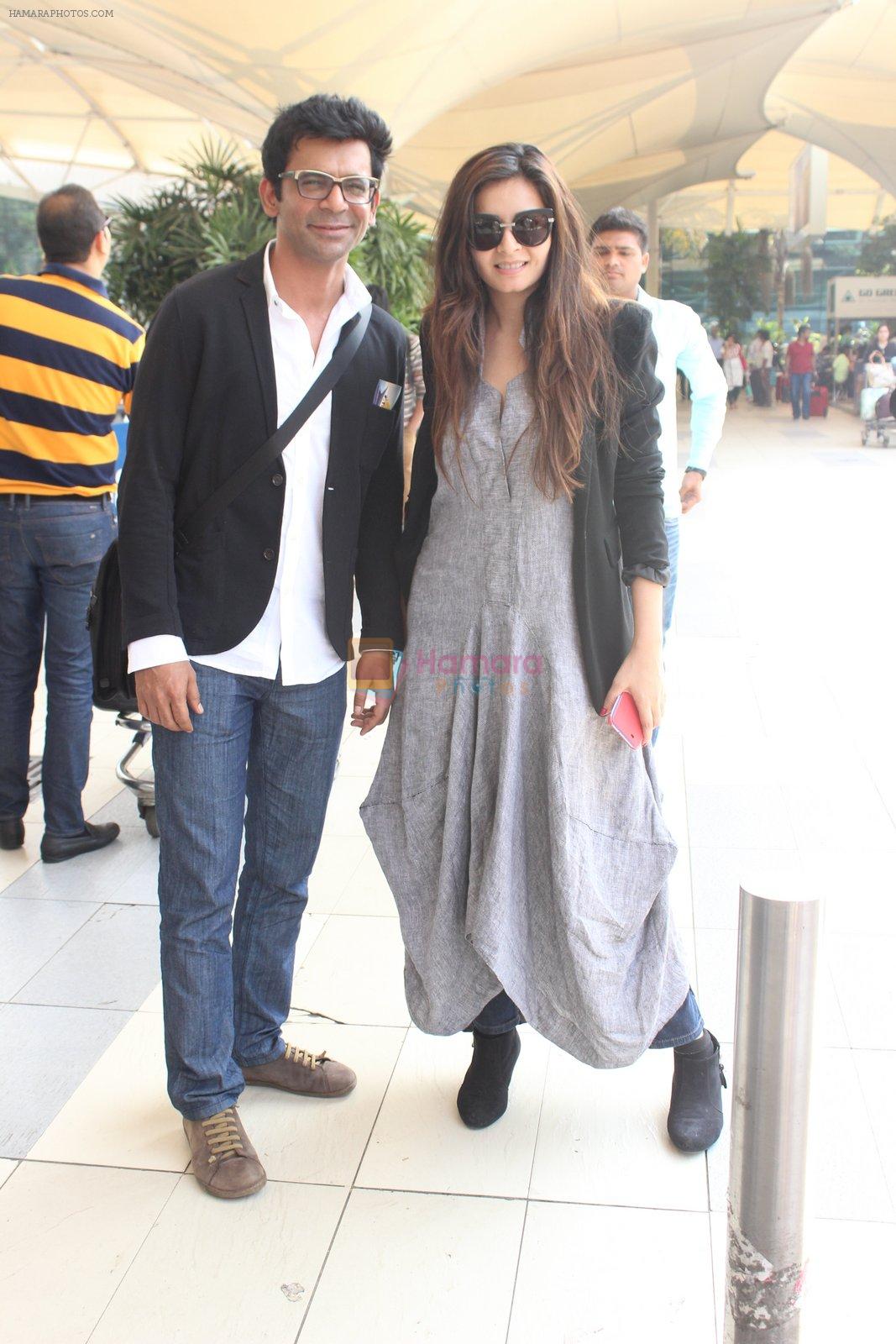 Shonali Nagrani, Sunil Grover snapped at the airport on 16th Feb 2016
