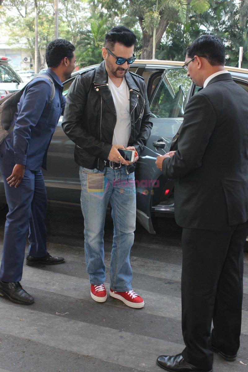 Sanjay Kapoor snapped at airport on 17th Feb 2016