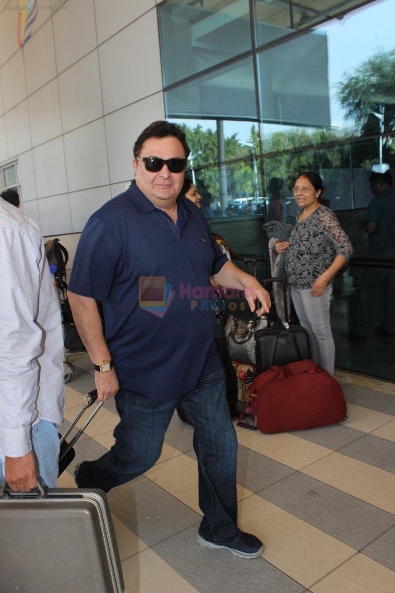 Rishi Kapoor snapped at airport on 17th Feb 2016