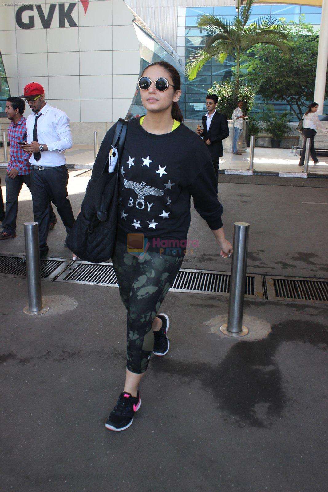 Huma Qureshi snapped at airport in Mumbai on 18th Feb 2016