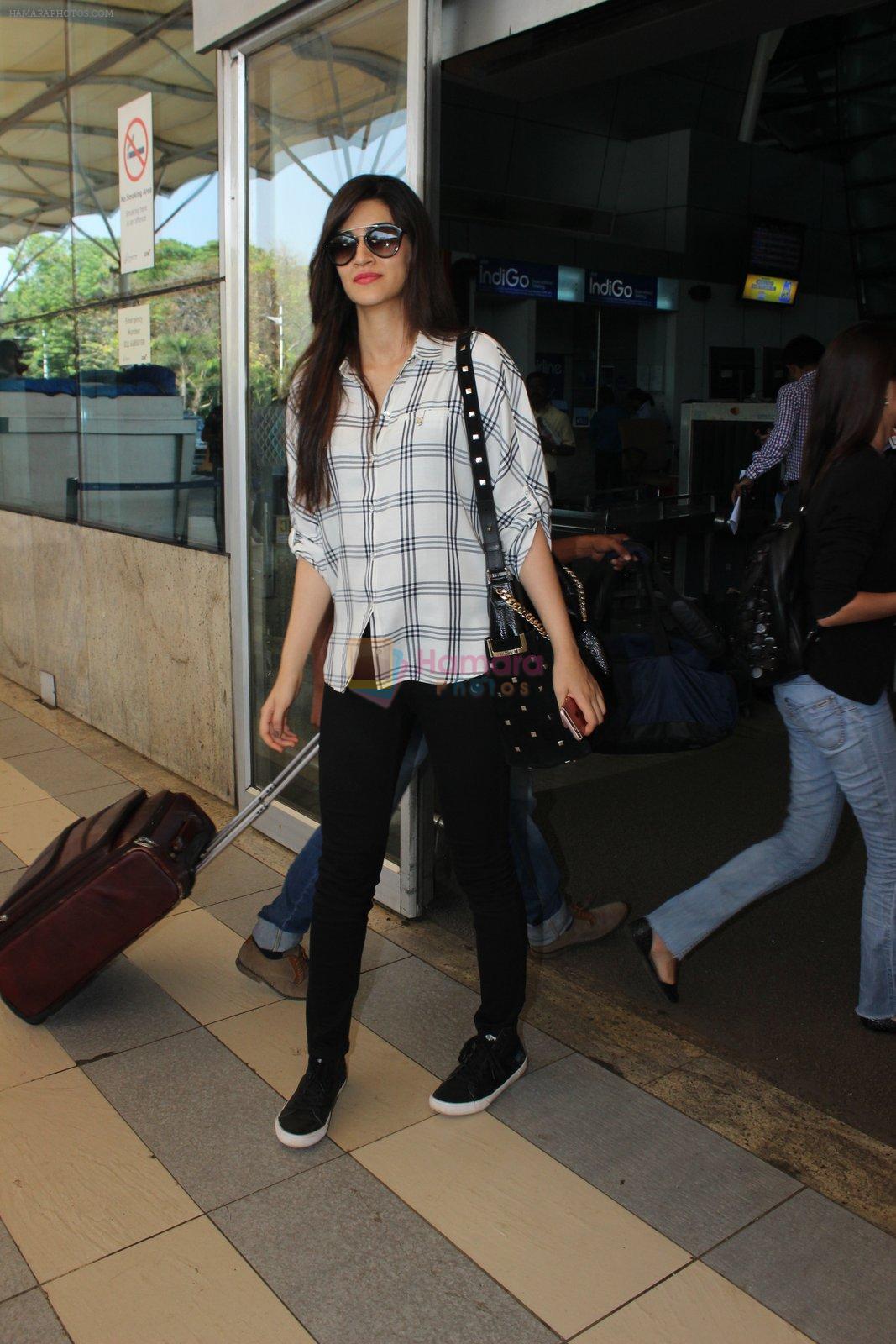 Kriti Sanon snapped at airport in Mumbai on 18th Feb 2016