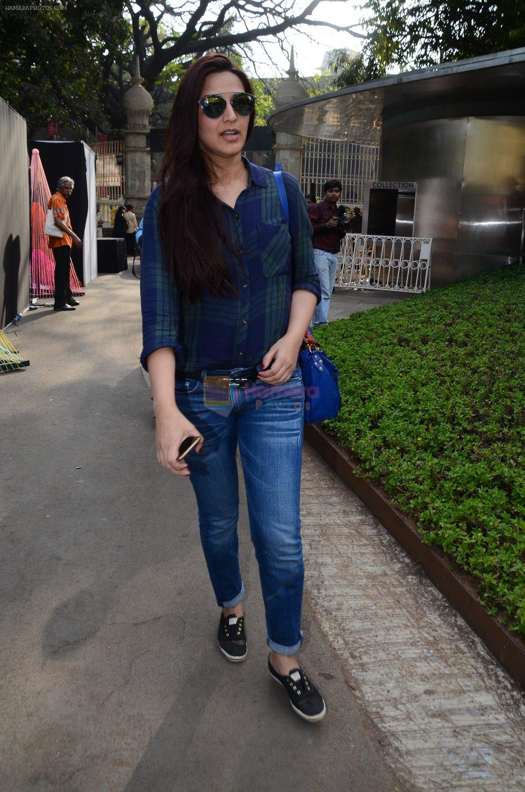 Sonali Bendre snapped in Mumbai on 18th Feb 2016