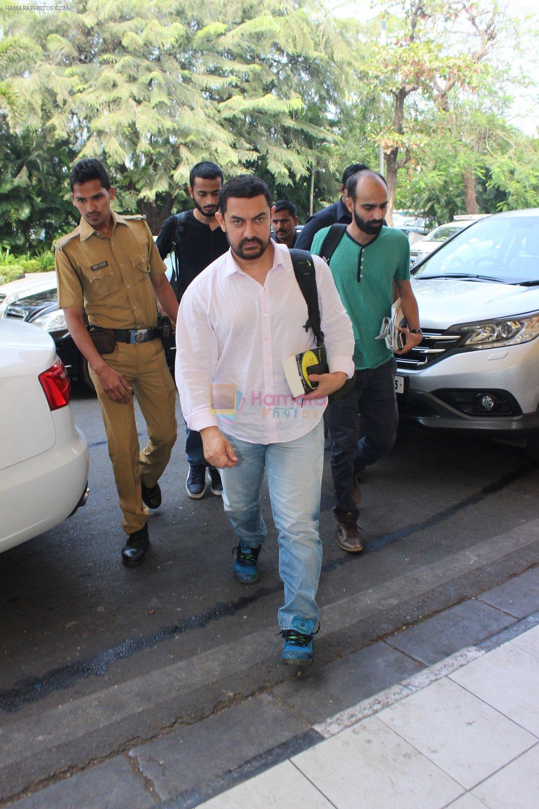 Aamir Khan snapped at Airport on 20th Feb 2016