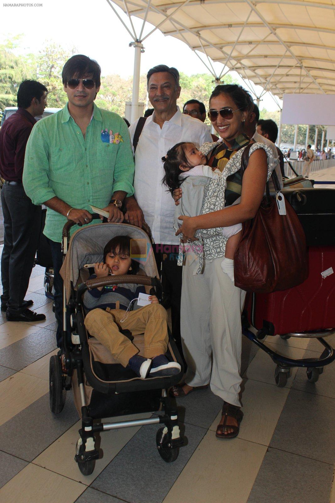 Vivek Oberoi, Priyanka Alva, Suresh Oberoi snapped at Airport on 20th Feb 2016