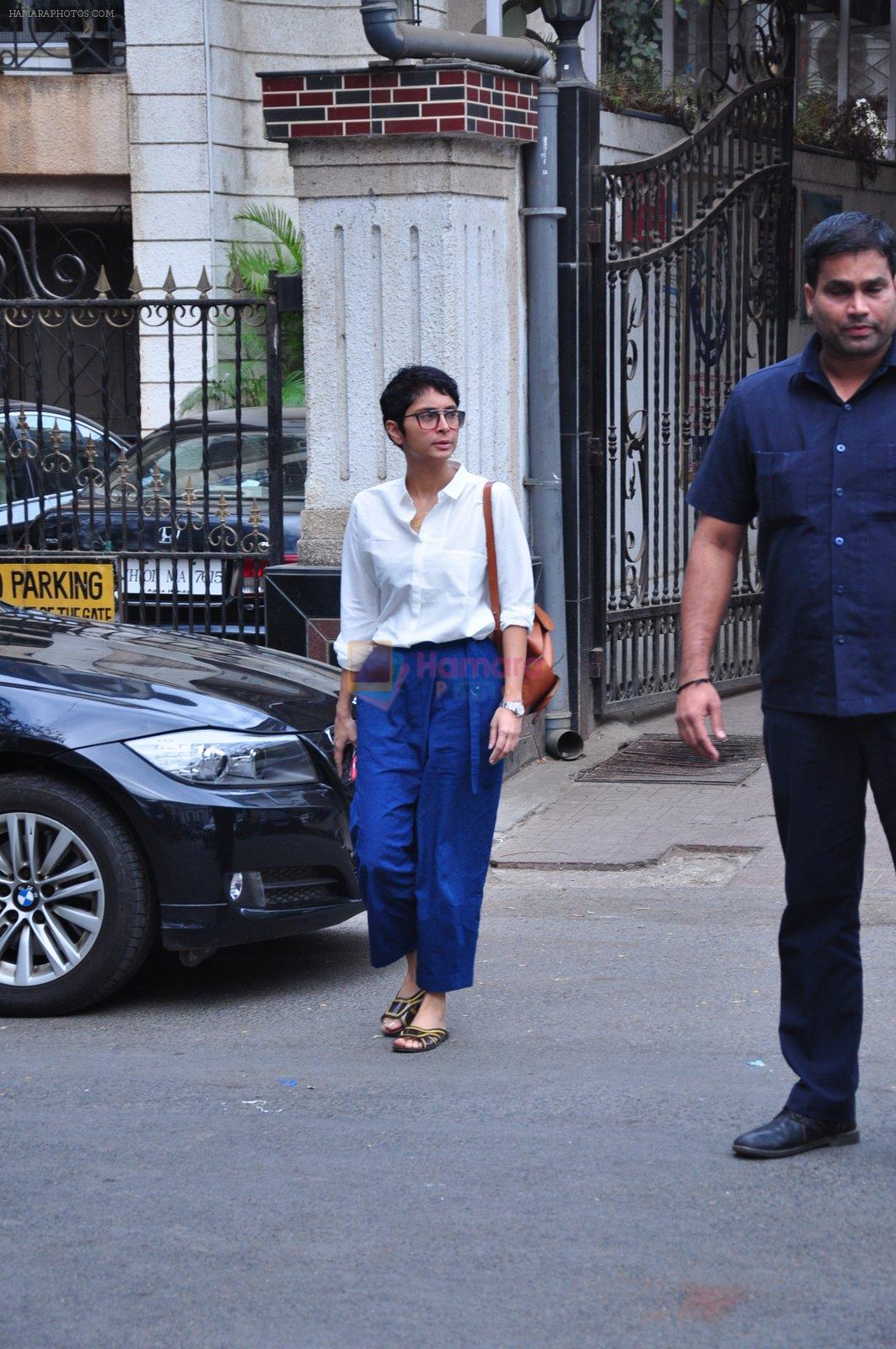 Kiran Rao snapped leaving Karan Johar's house in Mumbai on 20th Feb 2016