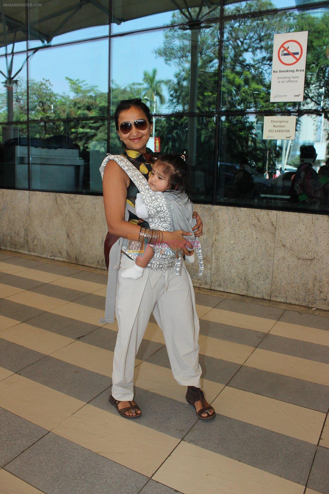 Priyanka Alva snapped at Airport on 20th Feb 2016