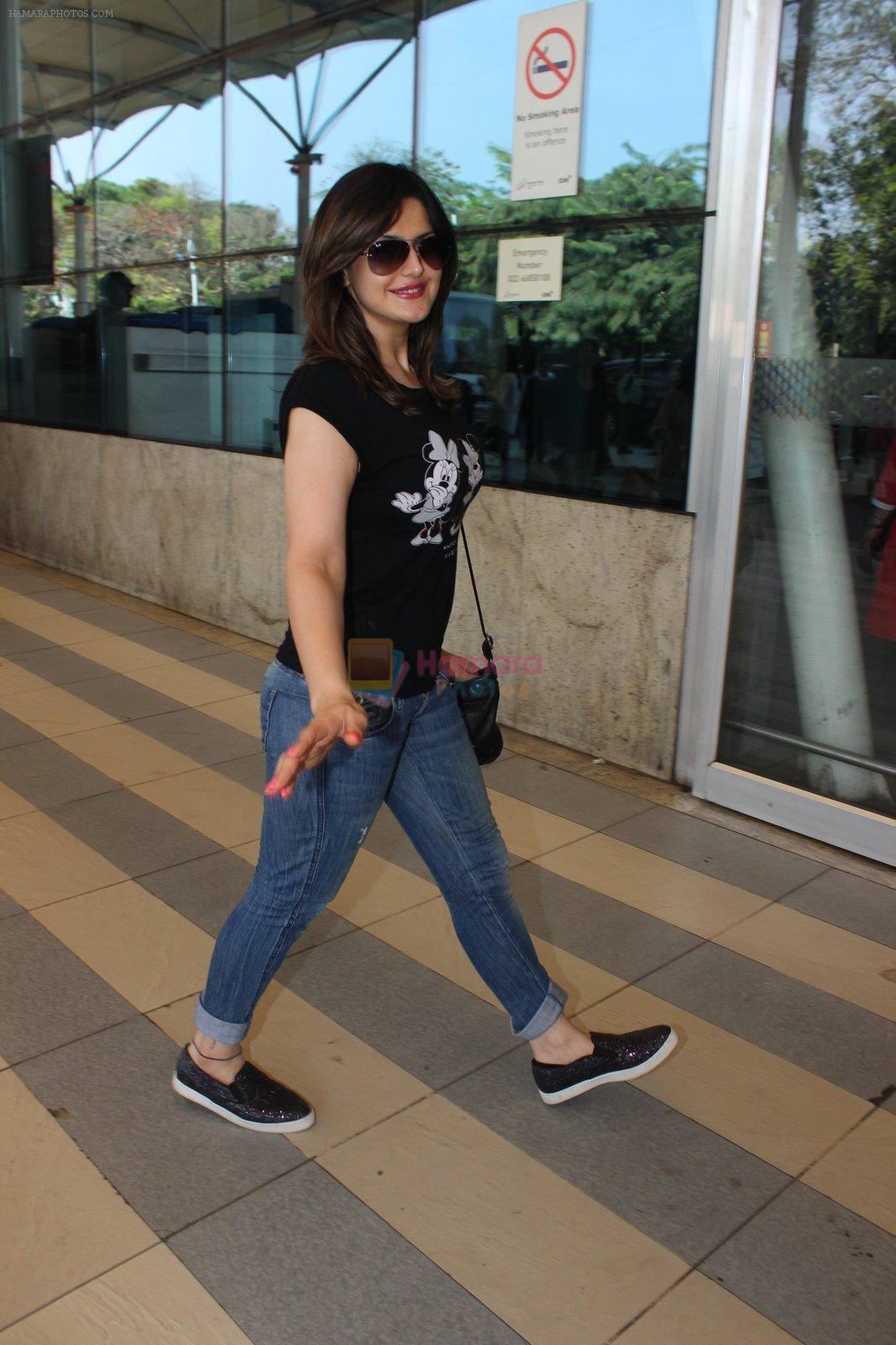 Zarine Khan snapped at Airport on 20th Feb 2016