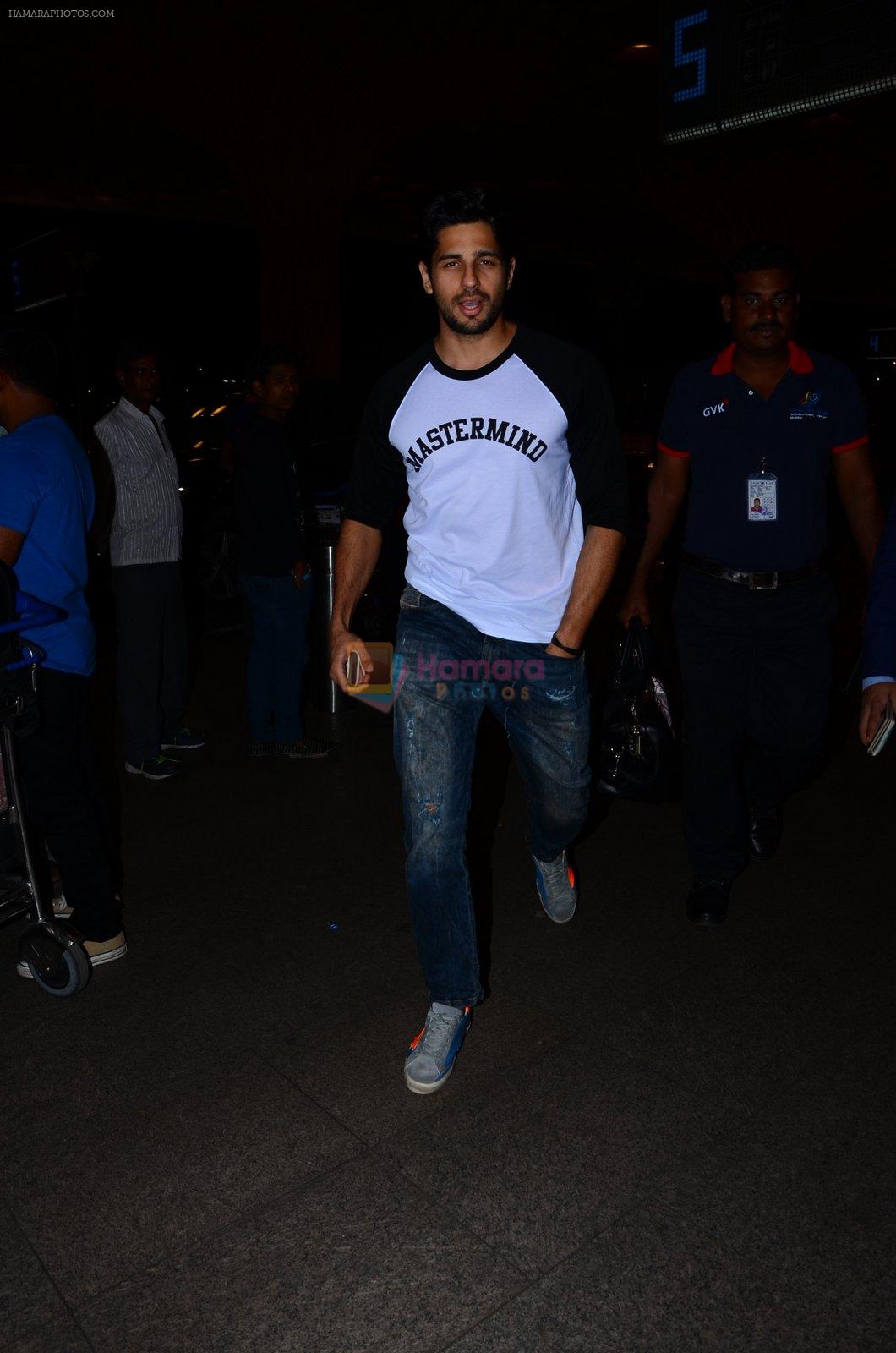 Sidharth Malhotra snapped as they board airline to Thailand on 21st Feb 2016