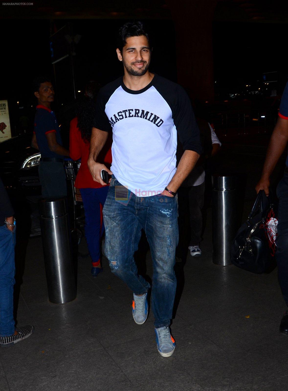 Sidharth Malhotra snapped as they board airline to Thailand on 21st Feb 2016