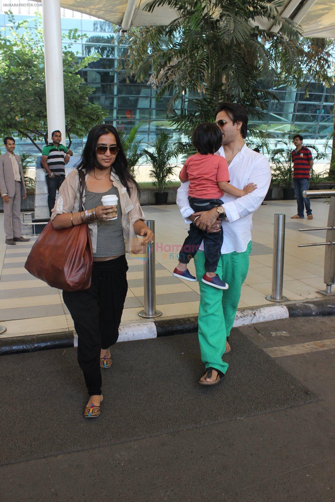 Vivek Oberoi, Priyanka Alva snapped at airport on 23rd Feb 2016