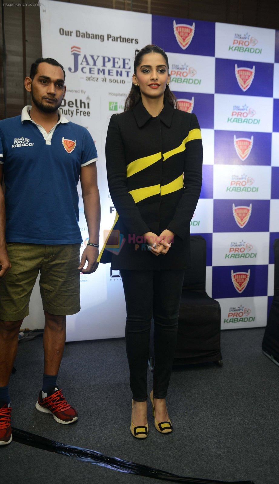 Sonam Kapoor at Pro Kabaddi match in Delhi on 24th Feb 2016