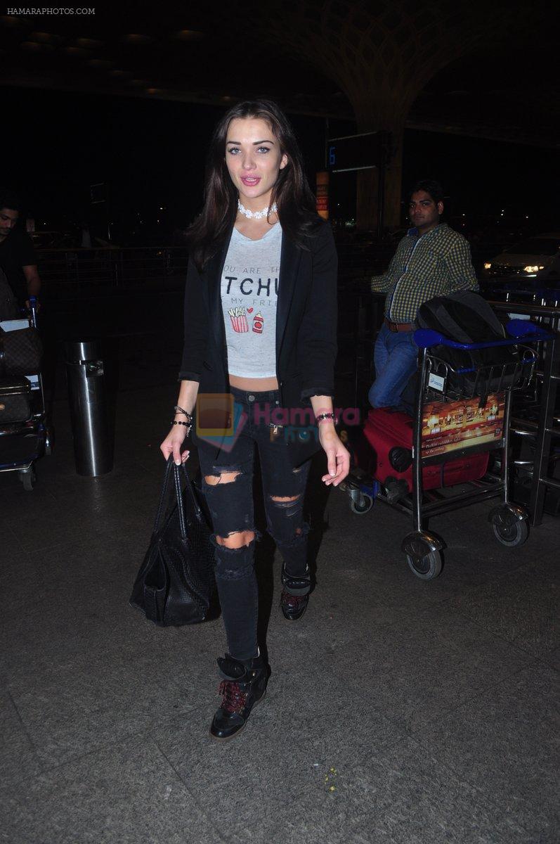Amy Jackson snapped at international airport on 26th Feb 2016