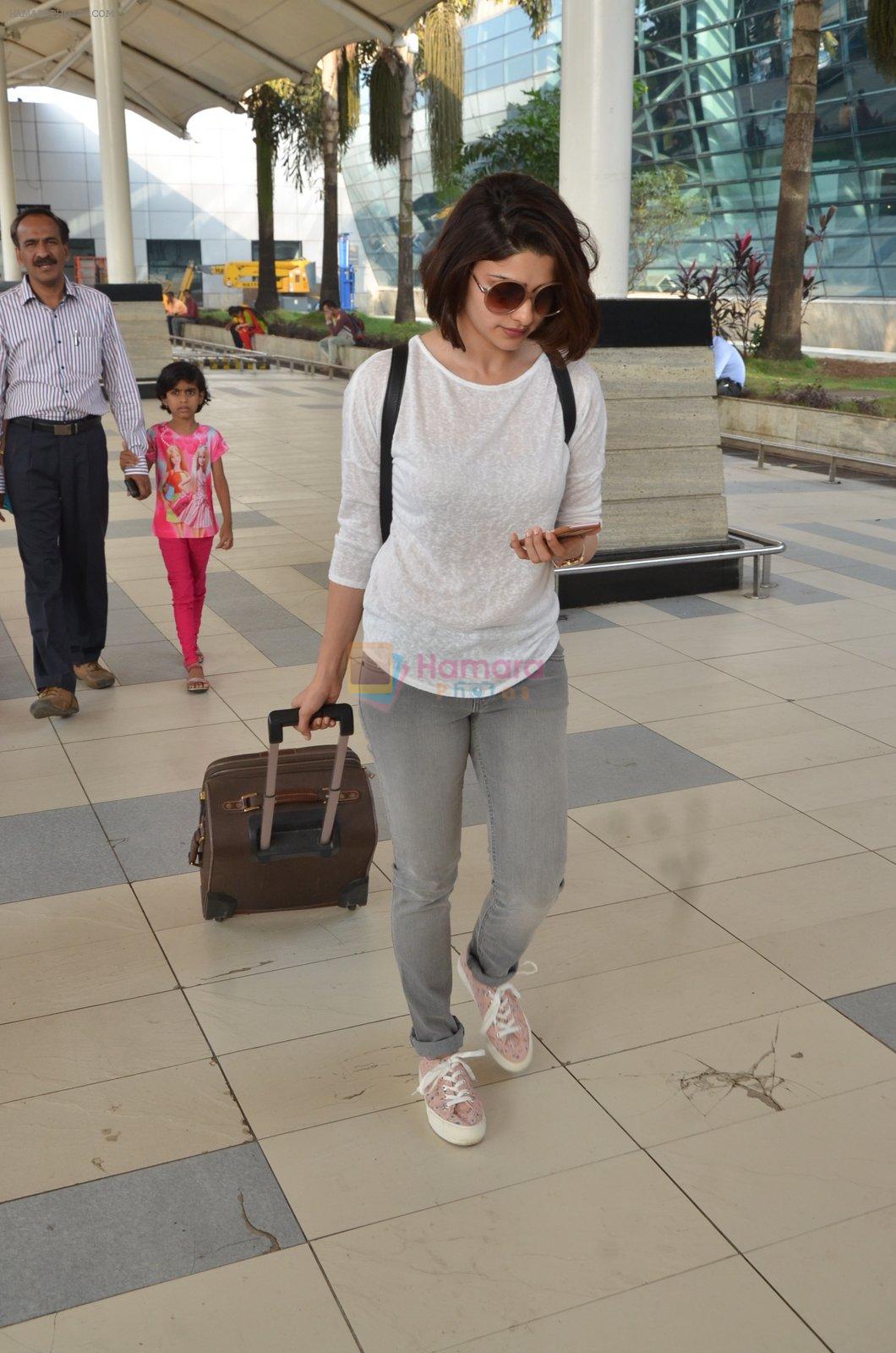 Prachi Desai snapped at airport on 27th Feb 2016