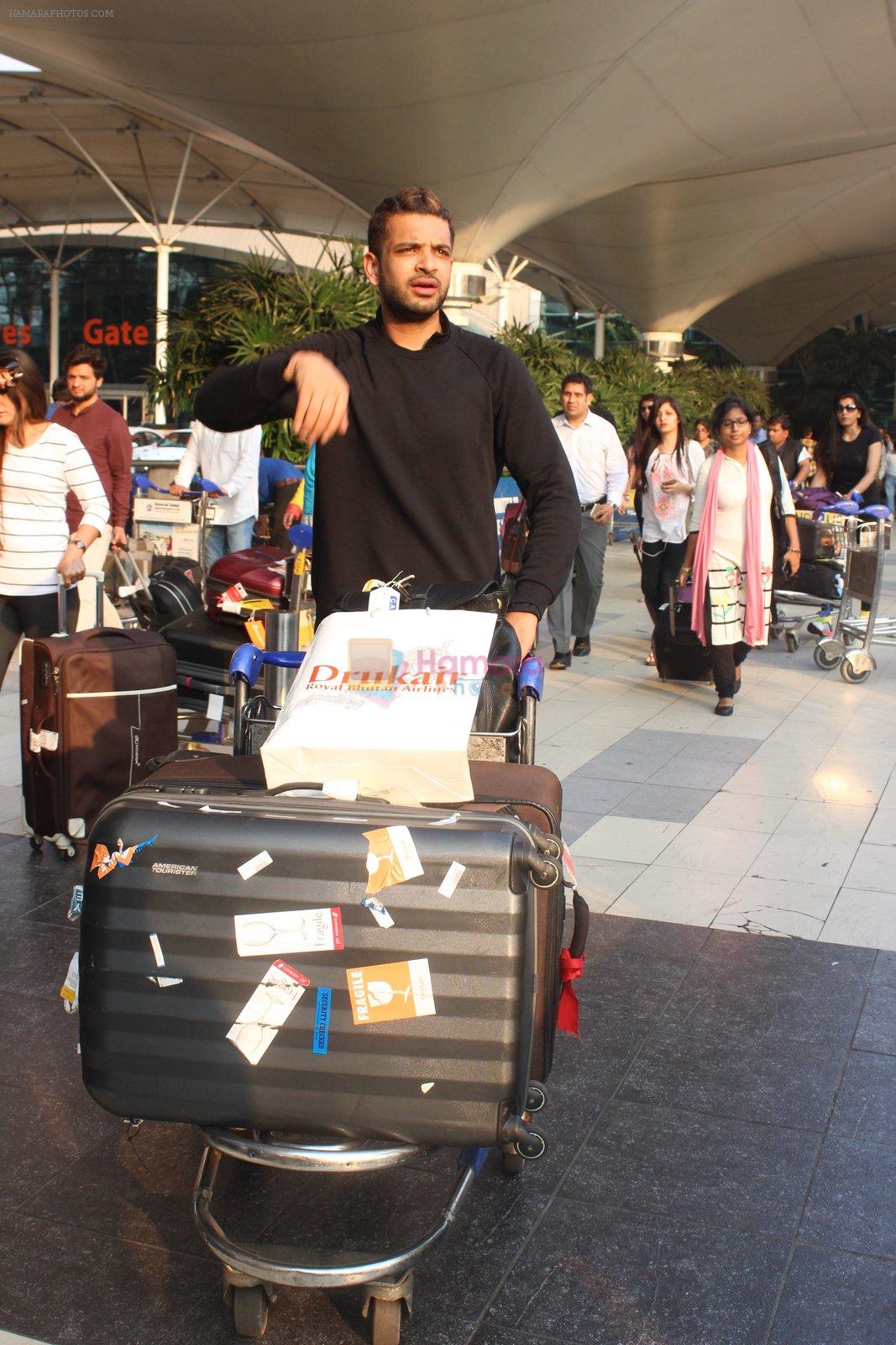 Karan Kundra snapped at airport on 1st March 2016