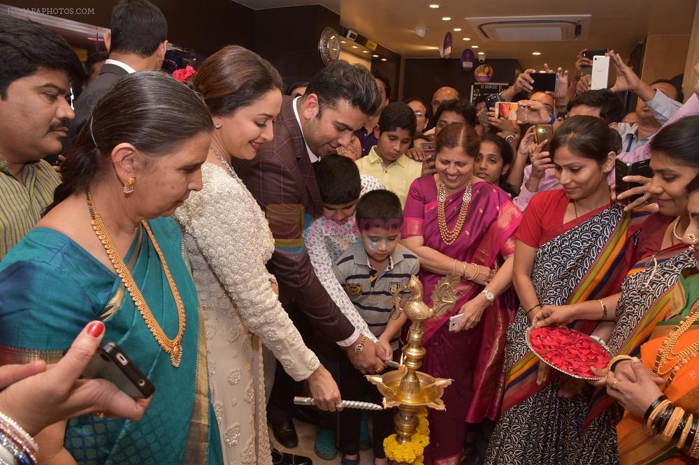 Madhuri Dixit launches png store on 5th March 2016