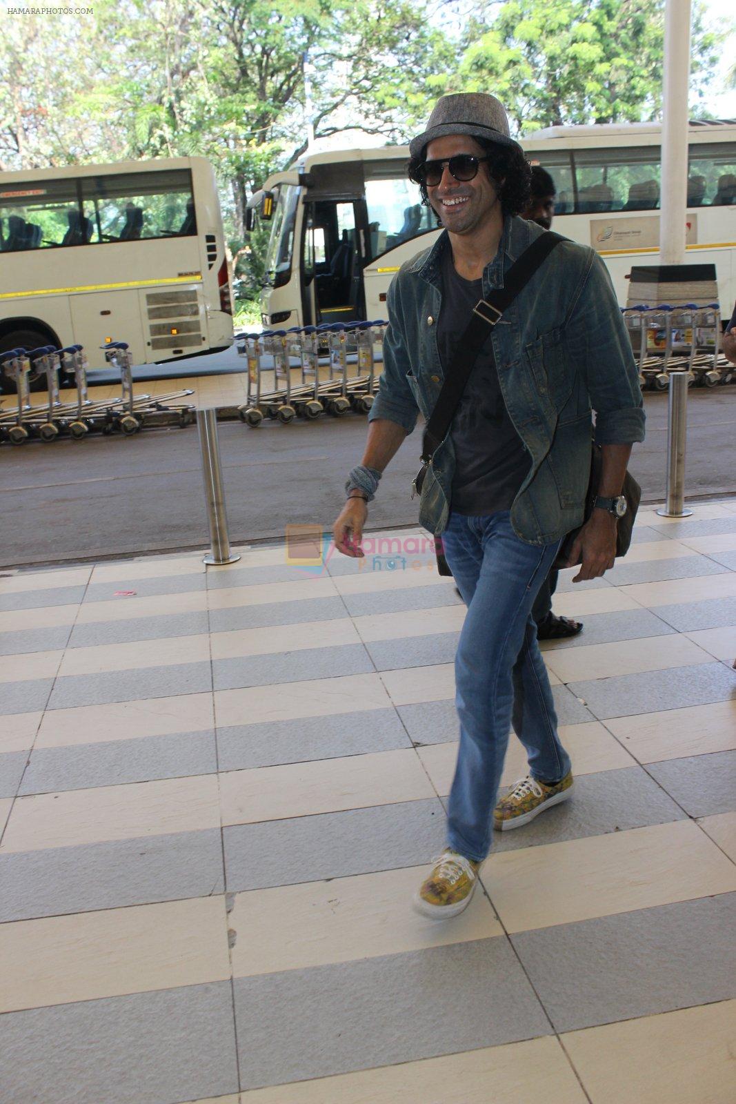 Farhan Akhtar snapped at airport on 5th March 2016